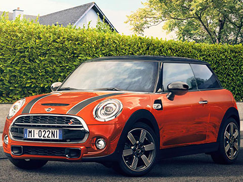 Vediamo una MINI arancione per strada.